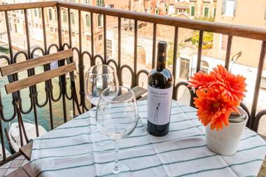 SUNNY NEST CANAL VIEW IN VENICE CHIC MOVIDA