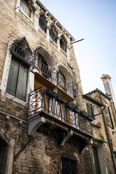 Rialto Corte dei Sansoni canal view