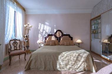 Ca' Degli Specchi Grand Canal