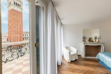 Due Leoni Terrace In St Mark's Square