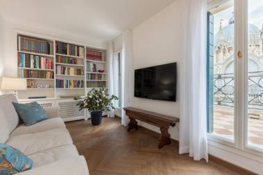 Due Leoni Terrace In St Mark's Square