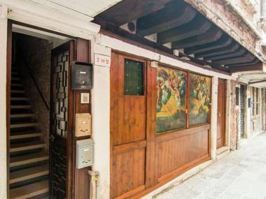 Appealing Apartment in Venice with Sitting Room