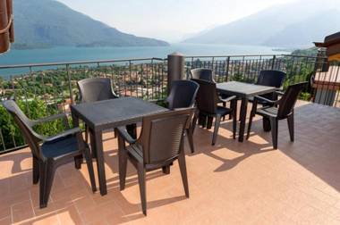 2 bedrooms appartement with lake view shared pool and furnished balcony at Vercana 2 km away from the beach