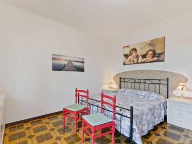 Pleasant Apartment with Courtyard Terrace Parasol Balcony