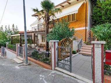 Pleasant Apartment with Courtyard Terrace Parasol Balcony