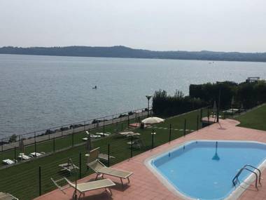 Splendid Apartment in Padenghe Sul Garda BS with Garden