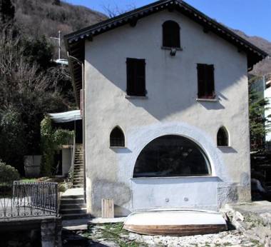 House on the lake shore of Laglio