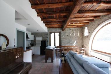 House on the lake shore of Laglio