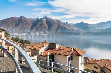 Design Apartment with Lake View!