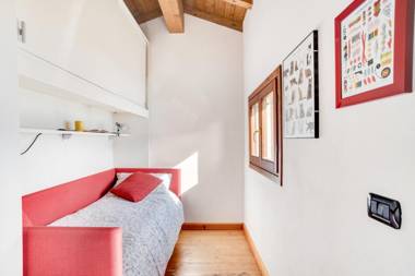 Design Apartment with Lake View!