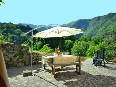 Graceful Cottage in Vergemoli with Private Fenced Garden