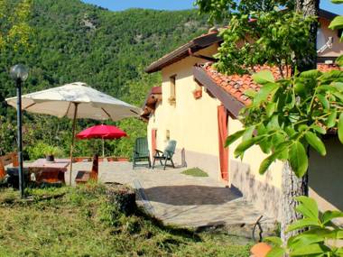 Graceful Cottage in Vergemoli with Private Fenced Garden