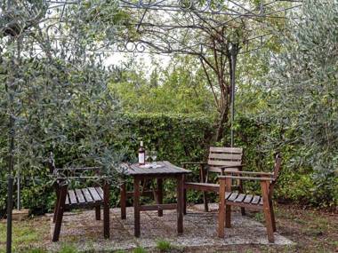 Lovely Holiday Home with Swimming Pool Garden and Barbecue