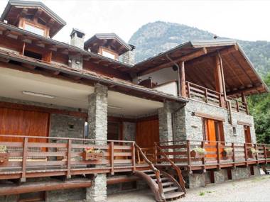 The chalet is situated in a quiet and sunny area of Antey Saint André.