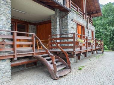 The chalet is situated in a quiet and sunny area of Antey Saint André.