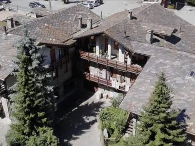 The chalet is situated in a quiet and sunny area of Antey Saint André.