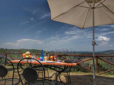 Elegant Cottage in Tuscany with Lake View