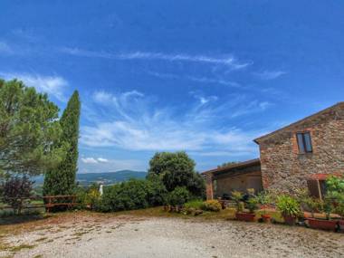 Elegant Cottage in Tuscany with Lake View
