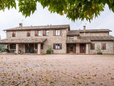 Magnificent Farmhouse in Sant'Angelo in Vado with Garden