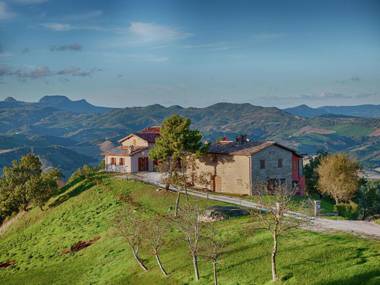 Borgo with mini pool in the Apennines unspoiled nature beautiful views