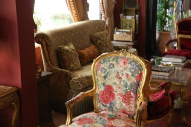 Gondola Hotel & Suites