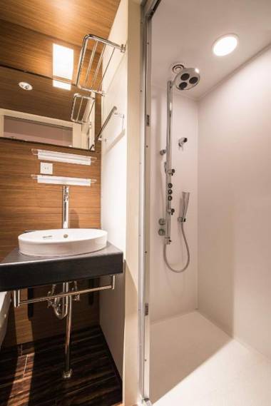 the b akasaka-mitsuke