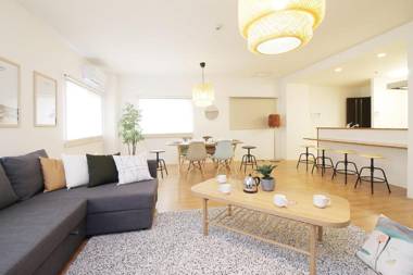 bHOTEL246 Large 2BR Apt 10PPL near Peace Park 301