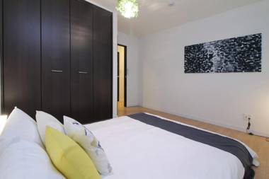 bHOTEL246 Large 2BR Apt 10PPL near Peace Park 301