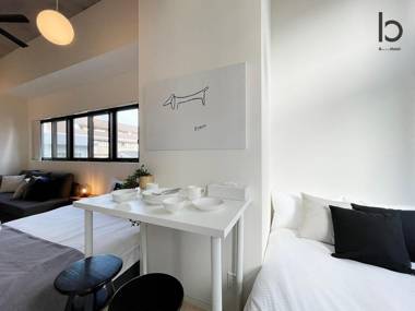 Contemporary 1BR apt few mins walk to peace park room wifi available