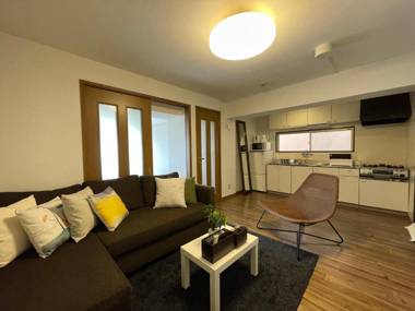 2BR good for 6PPL overlooking Peace Park with WIFI!