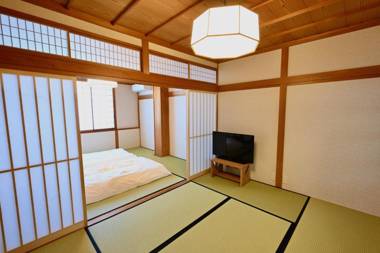 New open - Manabi-stay Takayama SAKURA 古い町並みまで徒歩１分！迫力の大画面シアタールームと香り高い檜風呂完備！！