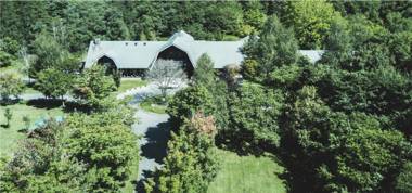 Log Hotel The Maple Lodge