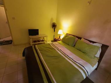 Harry's BnB 1 Bedroom Guesthouse