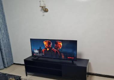 Relaxing 3bdr with king bed & free parking