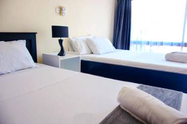 Cozy poolside 2 bed apartment 5 minutes walk to the beach