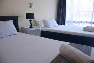 Cozy poolside 2 bed apartment 5 minutes walk to the beach