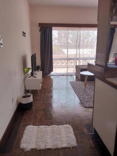 Cozy poolside 2 bed apartment 5 minutes walk to the beach