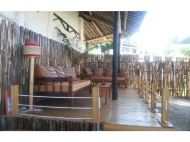 Big Tree Beach Hotel