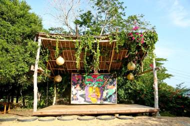 Distant Relatives Ecolodge & Backpackers