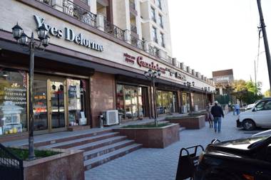 Sunny apartment with mountain view