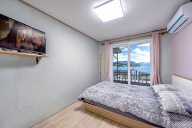 Namhae Dalddenuenbada Pension