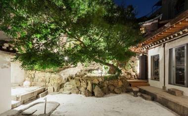 Side Hanok Guesthouse