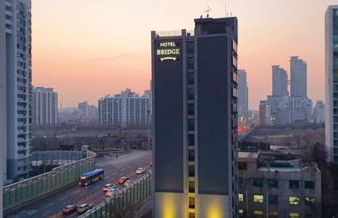 Hotel Bridge