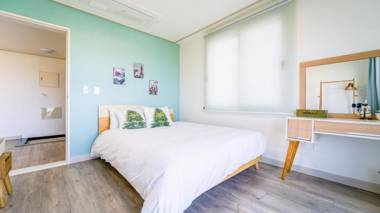 Jeju Byeoleuldameunbaramarae Pension