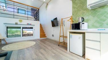 Jeju Byeoleuldameunbaramarae Pension