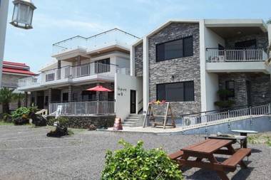 Seogwipo Hayanunduk Pension