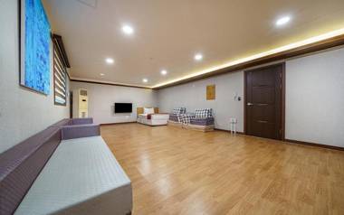 The Beach Hotel Pension Busan JS