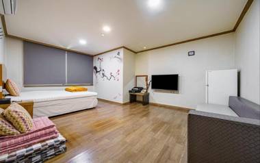 The Beach Hotel Pension Busan JS