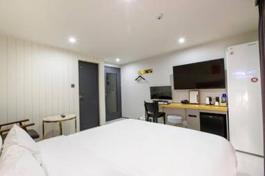 Brown-Dot Hotel Minam