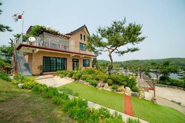 Ganghwado Neulpurun Lakeside Pension